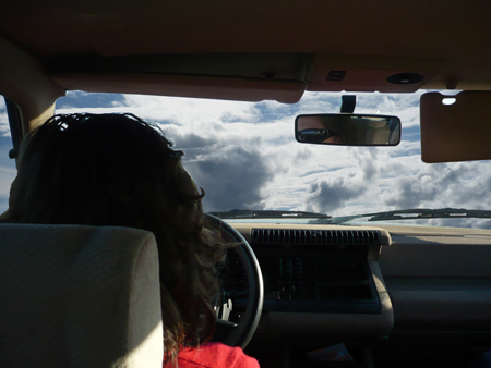 Sur la route de Madiran. Agnès au volant de sa R25.
